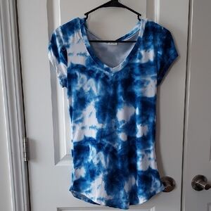 Essentials By Poof! Blue and White Tie-Dye V-Neck Tee Small
